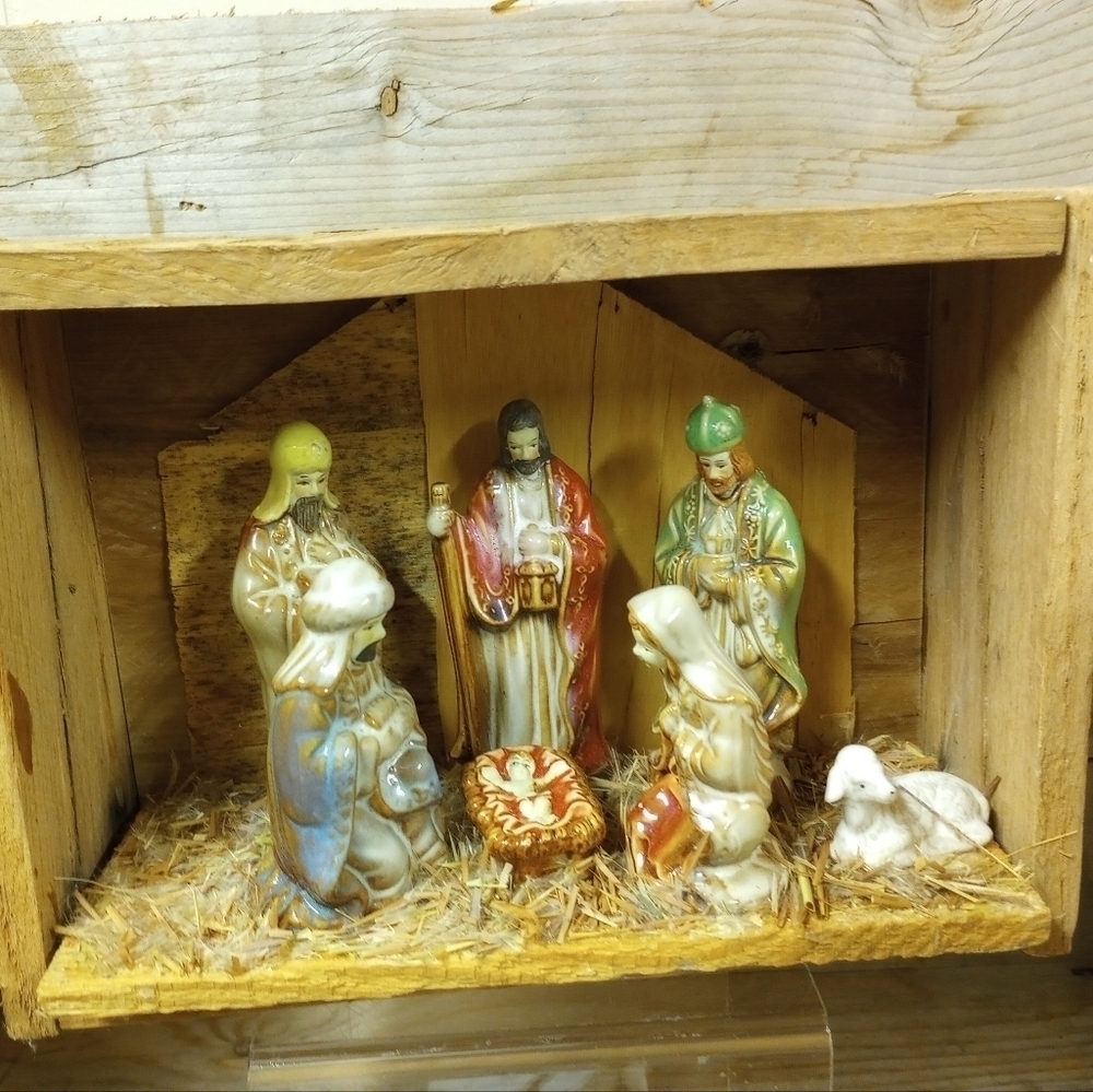 Vintage Nativity Scene Holy Family Christmas Nativity Set in Wood Stable Hanging